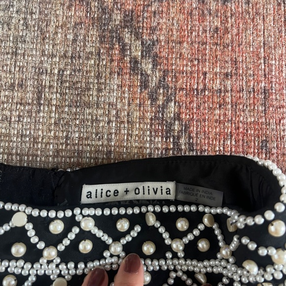 Alice + Olivia Detailed Shorts - Picture 3 of 3